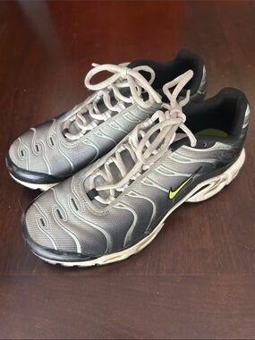 Nike Kids Silver and Black Sneakers with Neon Yellow Swoosh